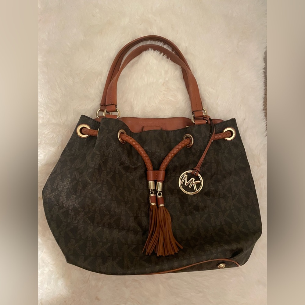 Michael Kors, medium size shoulder bag. In perfect condition.